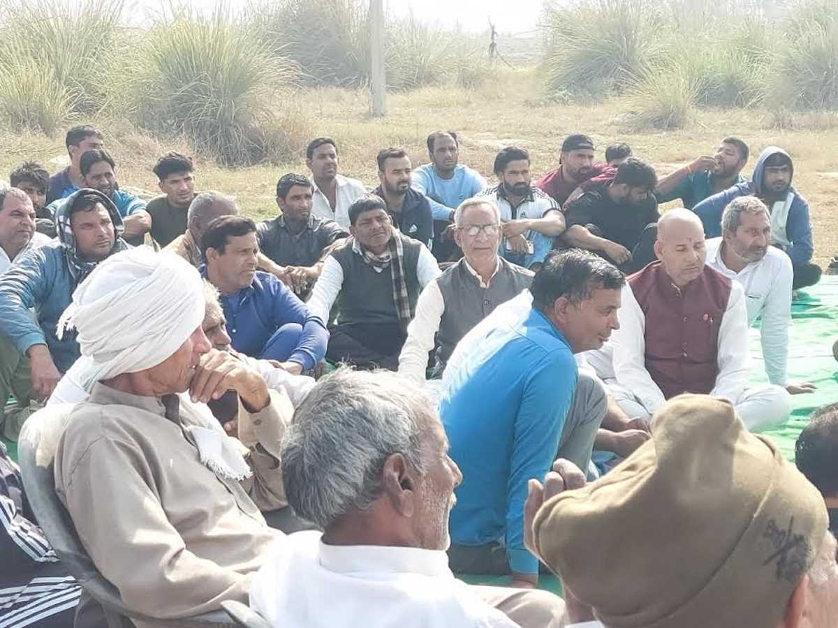 कूड़ा निस्तारण केंद्र के विरोध में किसानों का अनिश्चितकालीन धरना